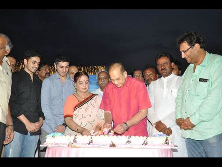 మా ఫ్యామిలీ నుండి ఇంకొందరు కొత్త హీరోలు: బర్త్ డే పార్టీలో కృష్ణ (ఫోటోస్)