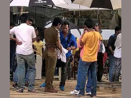 చరణ్ మళ్లీ పోలీస్ డ్రస్ లో...: నిజం ఏంటి??