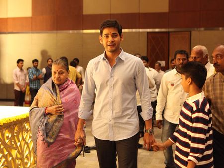 నిశ్చితార్థ వేడుక: ఫ్యామిలీతో మహేష్ బాబు సందడి (ఫోటోస్)