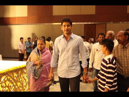 ఫొటో: అటు అమ్మతో ఇటు కొడుకుతో కలసి మహేష్ బాబు నడక