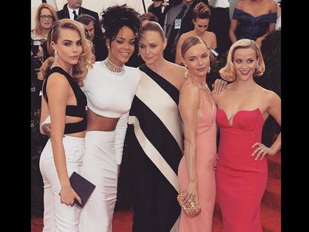 హవ్వ! సెలబ్రిటీలు పబ్లిగ్గా ఈ పనులేంటి? (ఫోటోస్)