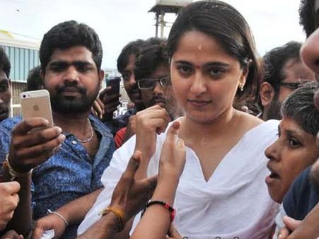 అనుష్కకు చుక్కలు చూపించిన ఫ్యాన్స్