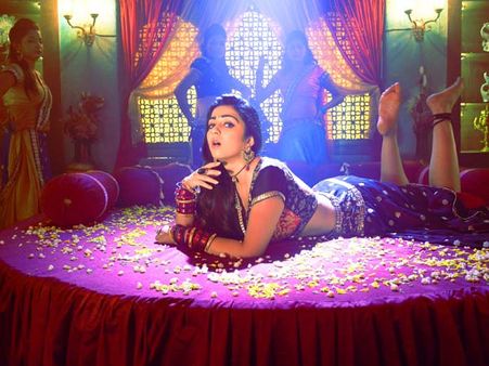 ఇదిగో ...సాక్ష్యం: ఛార్మి సెక్సీ స్టెప్స్ కు ..విజిల్స్