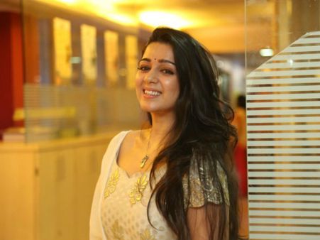 నితిన్ పై ఛార్మి నిన్న కామెంట్... ఈ రోజు క్షమాపణ