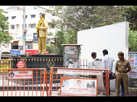 శోభన్ బాబు విగ్రహం కూల్చి వేత రగడ.... (ఫోటోస్)
