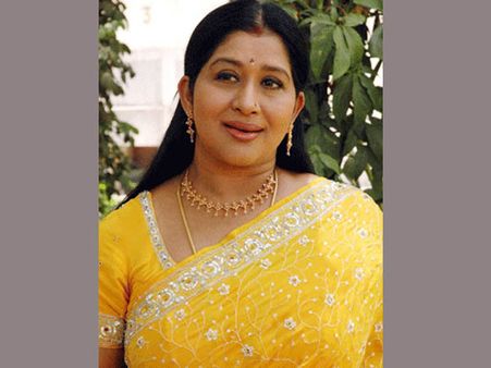 రోడ్డు ప్రమాదంలో సినీ నటి కవితకు గాయాలు