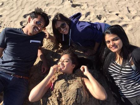 పెళ్లి కాకుండానే ప్రెగ్నెన్సీ ఏంటో? పవన్ హీరోయిన్ ట్వీట్!