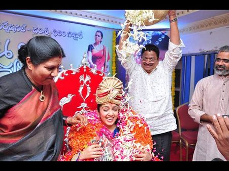 జ్యోతి లక్ష్మి: ఛార్మికి నన్నపనేని పూలాభిషేకం (ఫోటోస్)