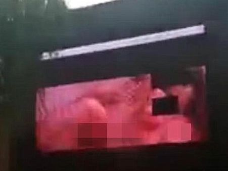 నడిరోడ్డుపై 'ఫోర్న్' వీడియో లైవ్... జనం షాక్ (వీడియో)