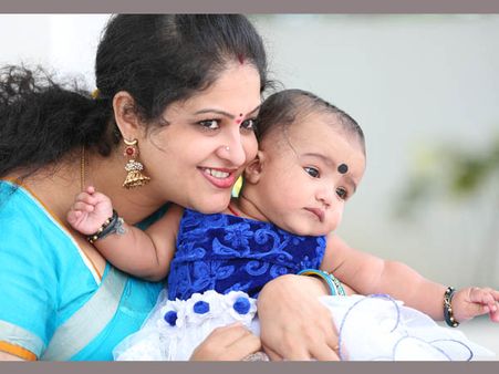 మాజీ హీరోయిన్ రాశి...కూతురుతో కలిసి (ఫొటోలు)