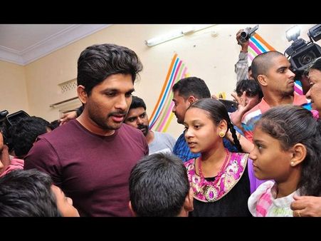 కోరిక తీరింది: కేన్సర్ చిన్నారులతో అల్లు అర్జున్ ముచ్చట్లు! (ఫోటోస్)