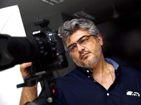 అతని కోసం ఫోటోగ్రాఫర్‌గా మారిన స్టార్ హరో... (ఫోటోస్)