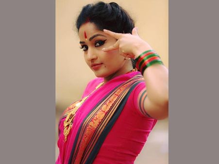 బాలకృష్ణ డైలాగులతో ...హీరోయిన్ డంబ్‌ స్మాష్‌ (వీడియో)