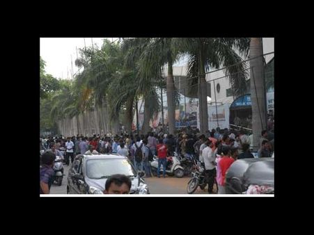 పిచ్చ క్రేజ్: 'బాహుబలి' టికెట్ల కోసం ఫ్యాన్స్ ఇలా... (వీడియో)