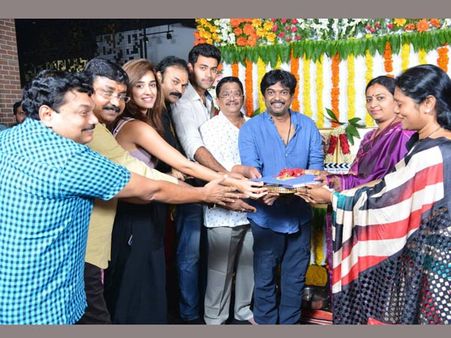 ‘లోఫర్’ మూవీ లాంచ్: నాగబాబు ఫ్యామిలీ సందడి (ఫోటోస్)