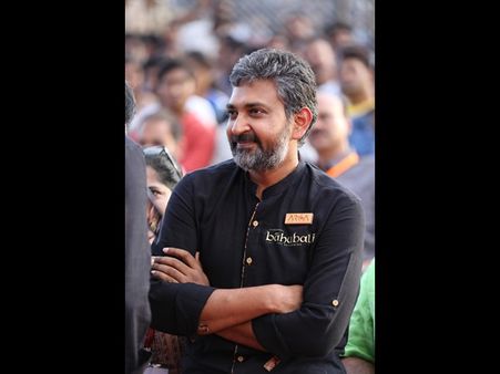 'బాహుబలి' హాట్ టాపిక్ : సినిమాలో రాజమౌళి గెస్ట్ రోల్