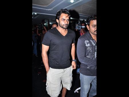 ‘బాహుబలి’ బెనిఫిట్: మెగా హీరో, డైరెక్టర్ల సందడి (ఫోటోస్)