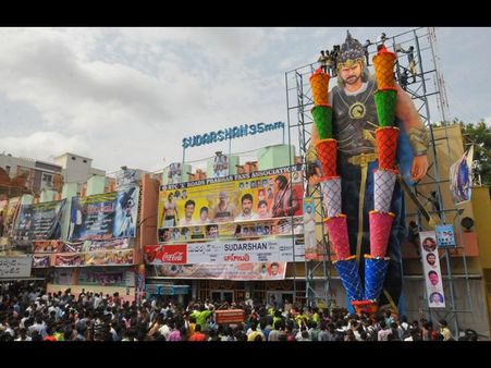 ‘బాహుబలి’ కష్టాలు: తోపులాట, లాఠీ చార్జ్ (ఫోటోస్)