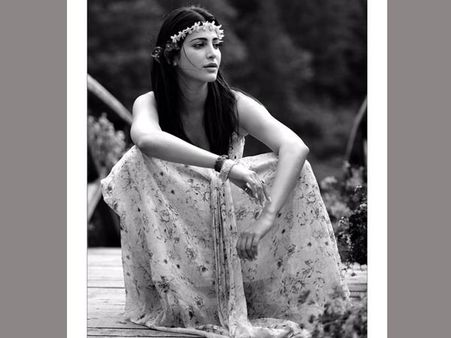 సెట్లో : శృతి హాసన్ ఫొటోలు తీసిన స్టార్ హీరో(ఆ ఫొటోలు)