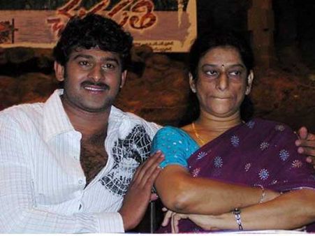 బాహుబలి 2.... ప్రభాస్ తల్లి ఆందోళన చెందుతోంది!