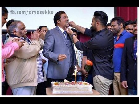 ఫొటోలు: ఎన్టీఆర్ చేసిన రాజేంద్రప్రసాద్ పుట్టిన రోజు పార్టి