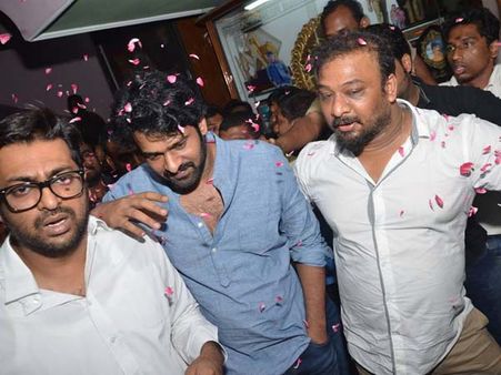 వీడియో :ప్రభాస్ హంగామా @సుదర్శన్ ధియోటర్