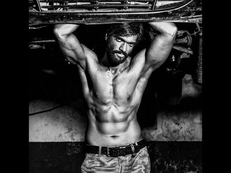 “లోఫర్”: పవన్ విలనే... వరుణ్ తేజ కి కూడా...