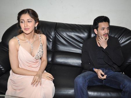 షాకింగ్: తొలి సినిమాలో అఖిల్ లిప్ లాక్?