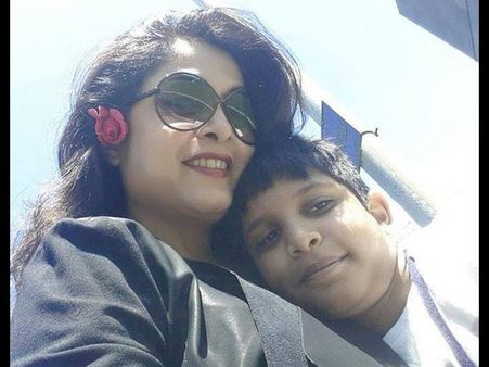 కొడకుతో కలిసి రమ్య కృష్ణ (ఫోటోస్)