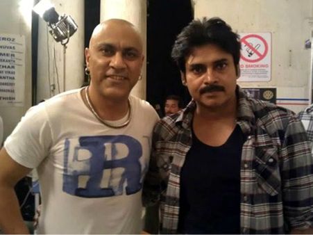 పవన్ కళ్యాణ్ మీద మరోటి వస్తోంది, ఇక పండగే!