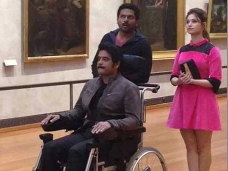 నడవలేని స్థితి! వీల్ చెయిర్లో నాగార్జున...(ఫోటో)