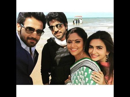 పవన్ కళ్యాణ్ అత్తతో...రామ్ చరణ్ సెల్ఫీ (ఫోటో)