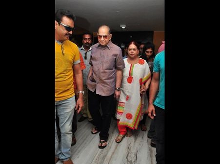 మహేష్ కెరీర్లో నెం.1 : కృష్ణ....మోడీ నినాదంలో నరేష్ లింకు (వీడియో)