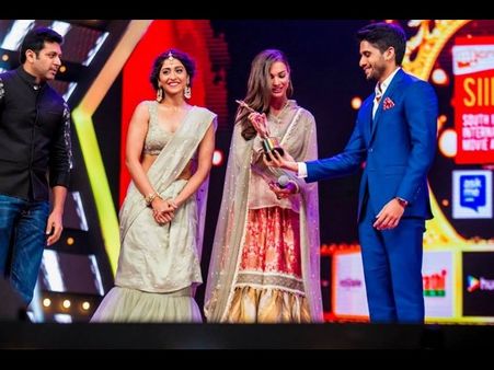 ఉత్తమ నటుడు బాలయ్య...(సైమా అవార్డ్స్ 2015 ఫోటోస్)