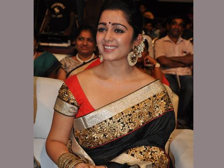 అబ్బా నొప్పి...అయినా భరించిన ఛార్మి (వీడియో)