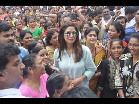 పబ్లిక్ టాయ్‌లెట్స్ ప్రారంభోత్సవంలో హీరోయిన్ శ్రీదేవి (ఫోటోస్)