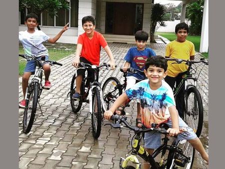 తన గ్యాంగ్‌తో మహేష్ బాబు కొడుకు ఇలా.. (ఫోటో)