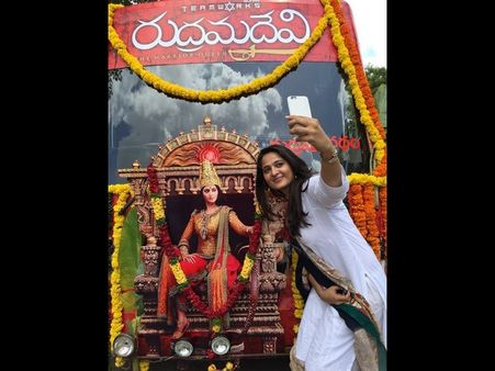 'రుద్రమదేవి' తో అనుష్క సెల్ఫీ (ఫొటో)