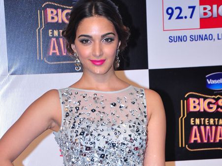 ధోని భార్య పాత్రలో ఫగ్లీ హీరోయిన్?