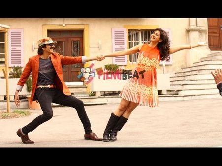 కిక్-2 థియేటర్లో ప్రేక్షకులు వీరంగం, తెర చించివేత