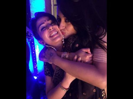 హాట్ షాట్: ఛార్మిని ముద్దెట్టేసిన త్రిష (ఫొటో)