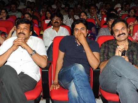 నాన్న ఒప్పుకోనంటే ఎలా? చిరు 150లో మెగా ఫ్యామిలీ మొత్తం!