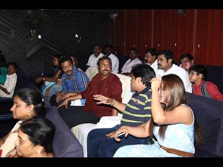 హంగామా ఫొటోలు : 'డైనమైట్‌' ప్రీమియర్ షో వద్ద మోహన్ బాబు, అలి