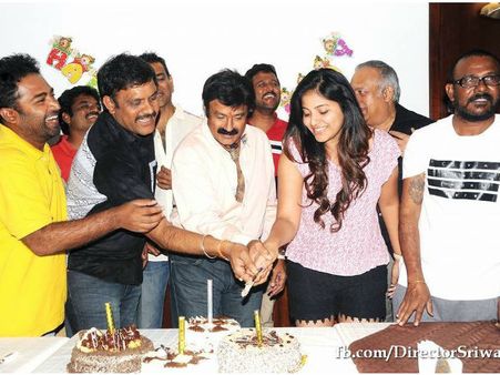 బల్గేరియాలో మోక్షజ్ఞ బర్త్ డే: ఫ్యాన్స్‌కు బాలయ్య థాంక్స్(ఫోటో)