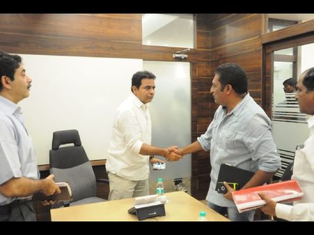 తెలంగాణలో గ్రామాన్ని దత్తత తీసుకున్న ప్రకాష్ రాజ్