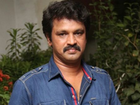 టాప్ డైరక్టర్ , ఆయన కుమార్తె పై చెక్‌ బౌన్స్‌ కేసు