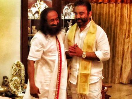 రవిశంకర్ గురూజీని కలిసిన కమల్ హాసన్ (ఫోటోలు)