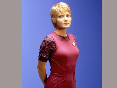 పిల్లల ముందు దుస్తులు విప్పిన నటి... అరెస్టు