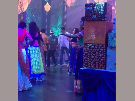 మహేష్ 'బ్రహ్మోత్సవం' : సంగీత్ సాంగ్ వర్కింగ్ స్టిల్ (ఫొటో)