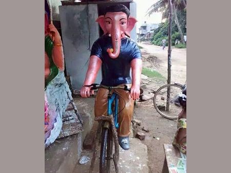 'శ్రీమంతుడు' స్టైల్ లో సైకిల్ పై వినాయకుడు (ఫొటో)